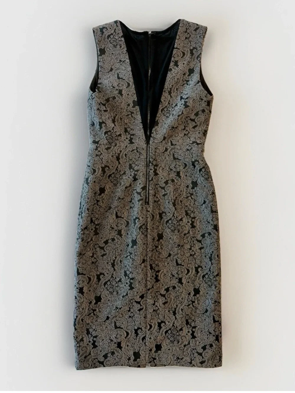 Alice + Olivia Baylee in Grey Black Brocade Lace V-neck Sheath Dress Size 4
